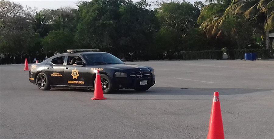 Patrulla del Gobierno de Yucatán en una evaluación de manejo con conos