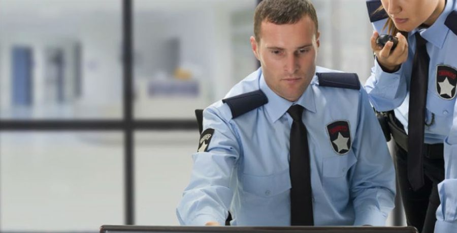 Guardias de seguridad privada en labores de vigilancia